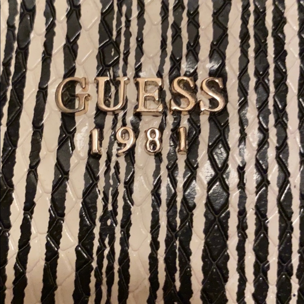 GUESS PURSE - Picture 1 of 5